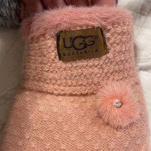 Authentic New Baby Pink UGG Australia Gloves 💞